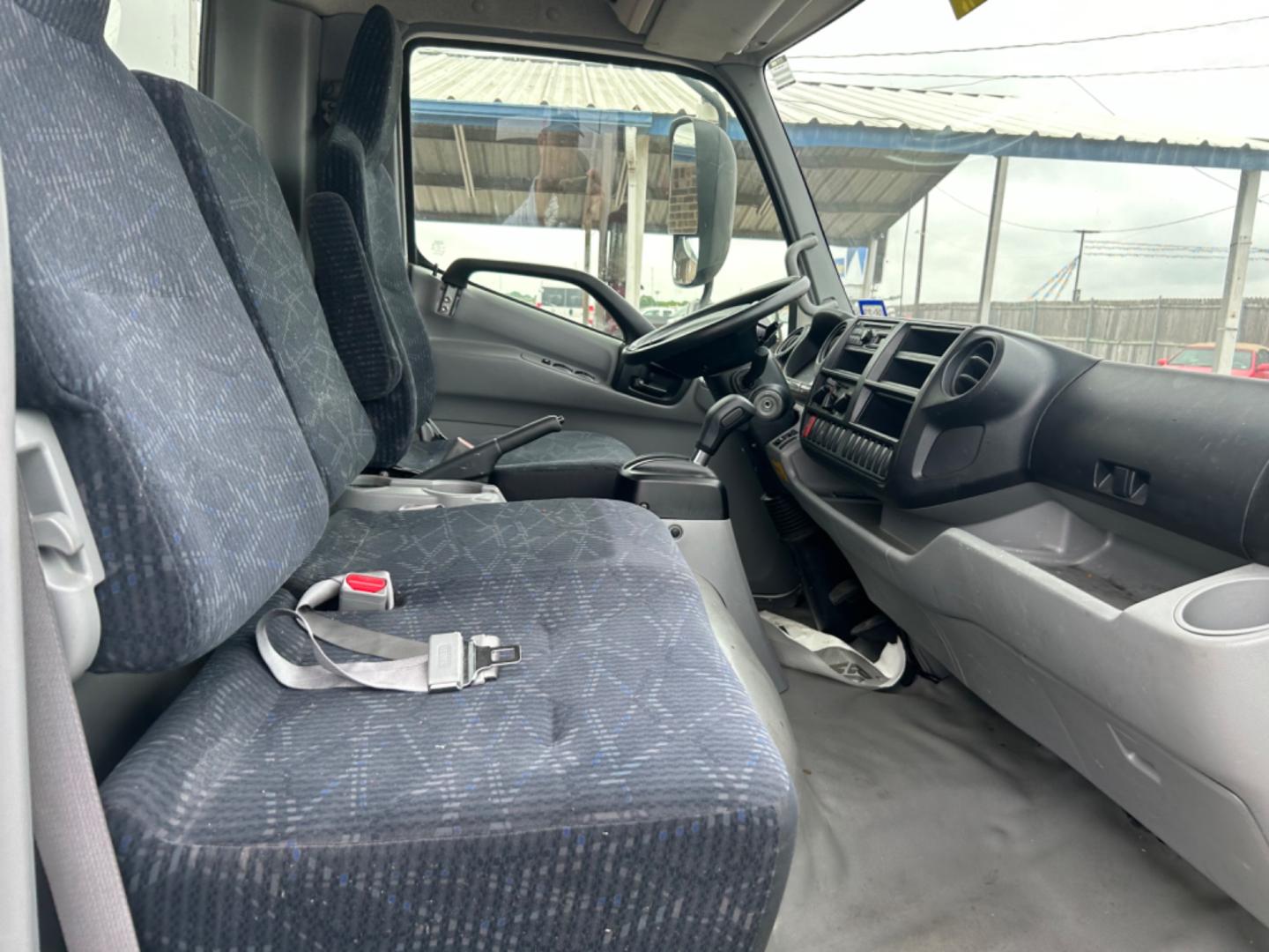 2016 White Hino XJC720 16' Box Truck (JHHRDM2H6GK) with an 5.1L 4cy engine, Automatic transmission, located at 1687 Business 35 S, New Braunfels, TX, 78130, (830) 625-7159, 29.655487, -98.051491 - Photo#6